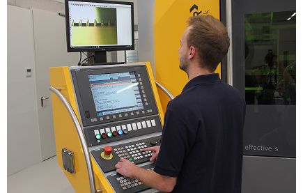     Maschinenbediener an Lasermaschine
