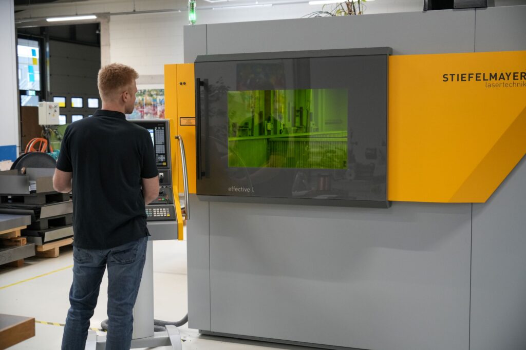 Maschinenbediener an Laserschneidanlage