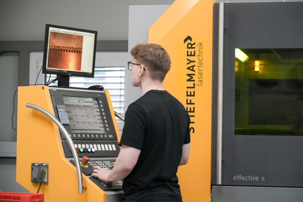 Einmessung von Einpresszone an Laserschneidanlage; Kamera-Einmesstechnik