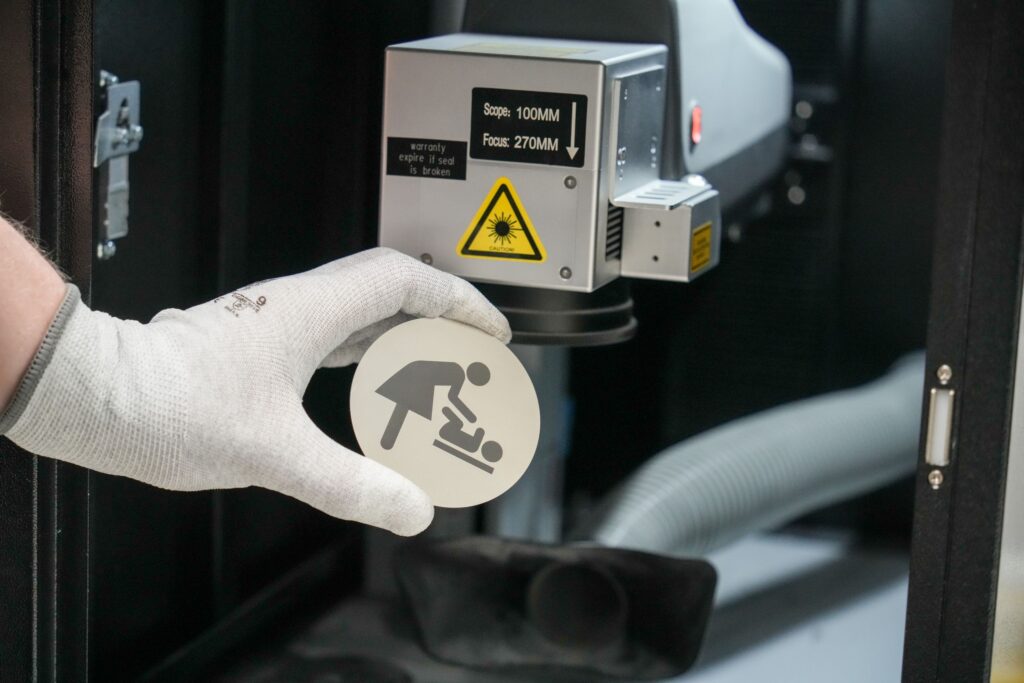 Laserbeschriftung mittels Anlassfarben auf Edelstahl