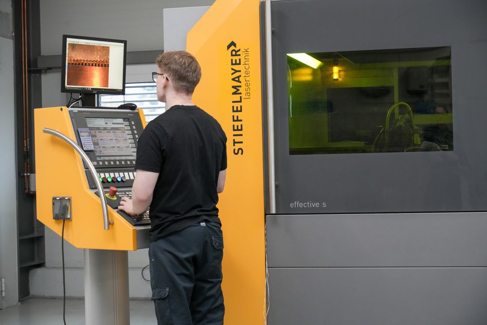 Laserschneidmaschine mit Kammeraeinmeßtechnik